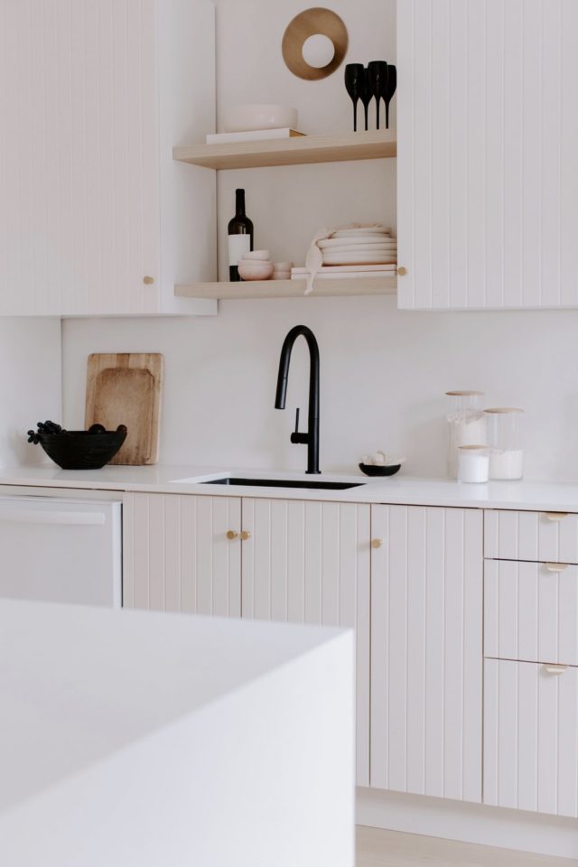 caracteristique decor minimaliste cuisine étagère entre meubles muraux légèreté inspiration moderne