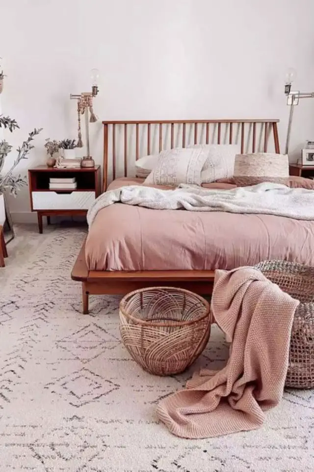 couleur chambre adulte rose lit en bois moderne parure colorée douce tapis berbère