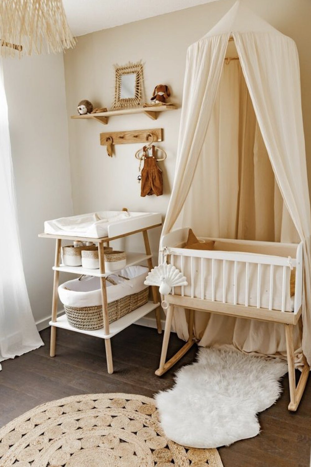 deco chambre bebe fille exemple berceau en bois ciel de lit blanc petite table à langer couleur neutre et douce