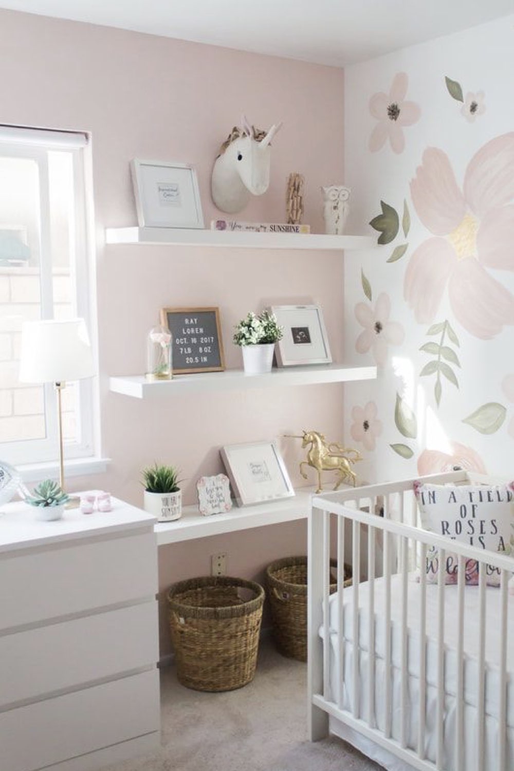 deco chambre bebe fille exemple mur rose étagère blanche mobilier simple féminin