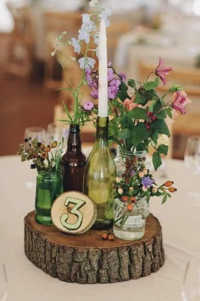 deco mariage recup numero table rondin de bois peinture centre de table bouteille bougie et fleur