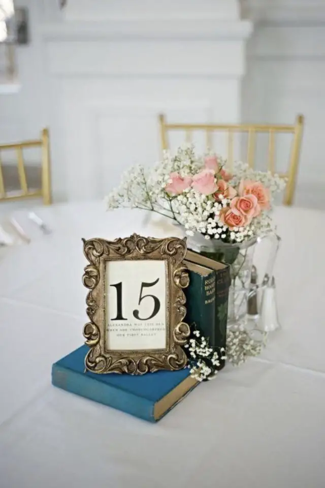 deco mariage recup numero table cadre ancien en laiton livre bouquet de fleur rose et blanche
