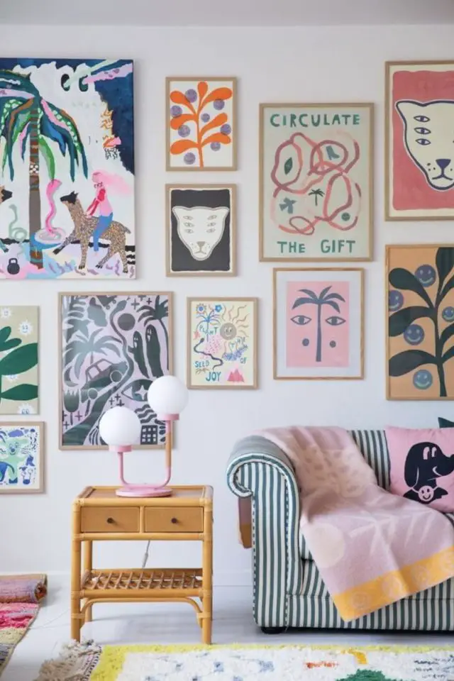 deco mur cadre couleur exemple salon séjour peinture blanche canapé rose et bleu