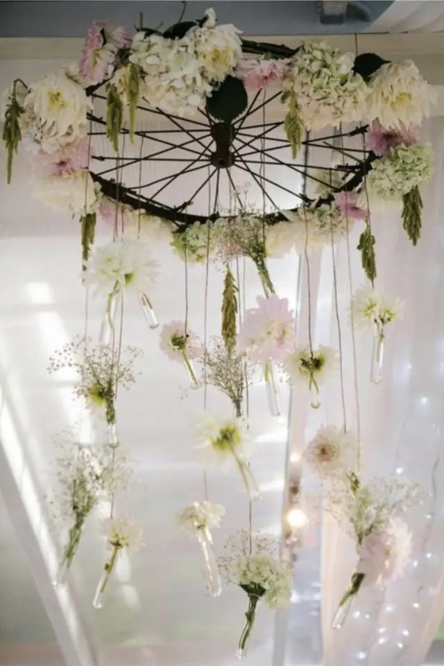 decoration mariage recup composition florale upcycling roue de vélo suspension au plafond décor champêtre