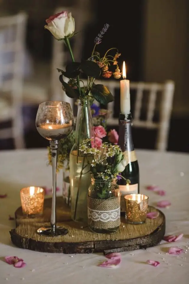 decoration mariage recup composition florale centre de table fleur boite de conserve bouteille de vin bougeoir rondin de bois
