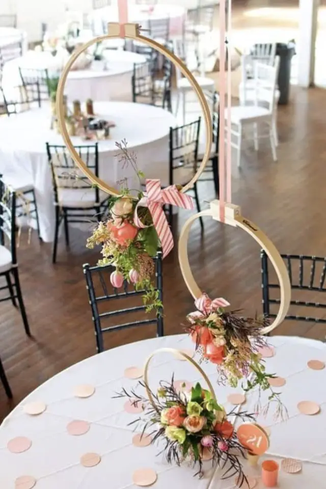 decoration mariage recup composition florale suspension plafond dessus des table cerceau de broderie cerclage en bois fleur ruban