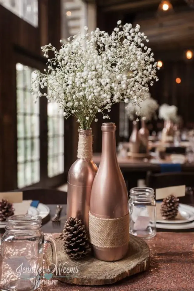 decoration mariage recup composition florale bouteille de vin bombée peinture cuivrée et ficelle facile à faire DIY