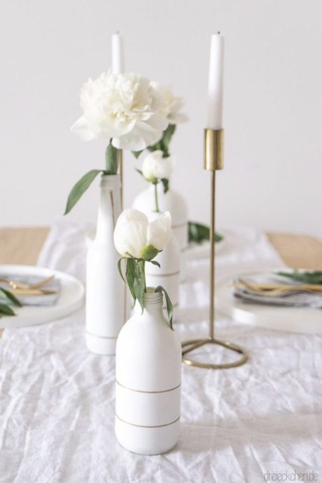 decoration mariage recup composition florale bouteille peinture blanche élégant simple fleur DIY
