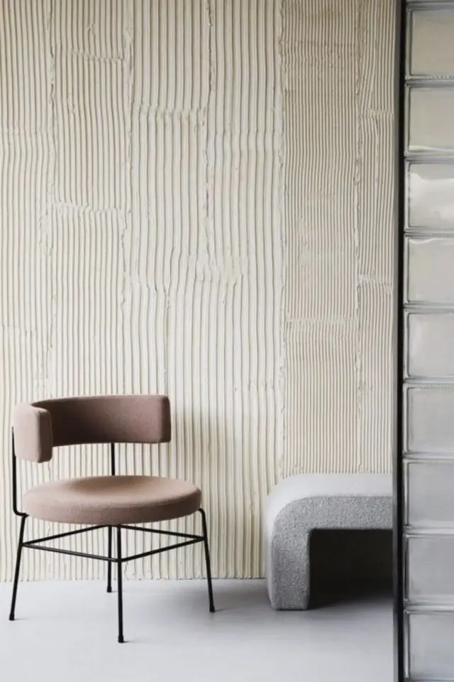 decoration mur blanc texture exemple décor moderne trace de spatule à carrelage lignes verticales