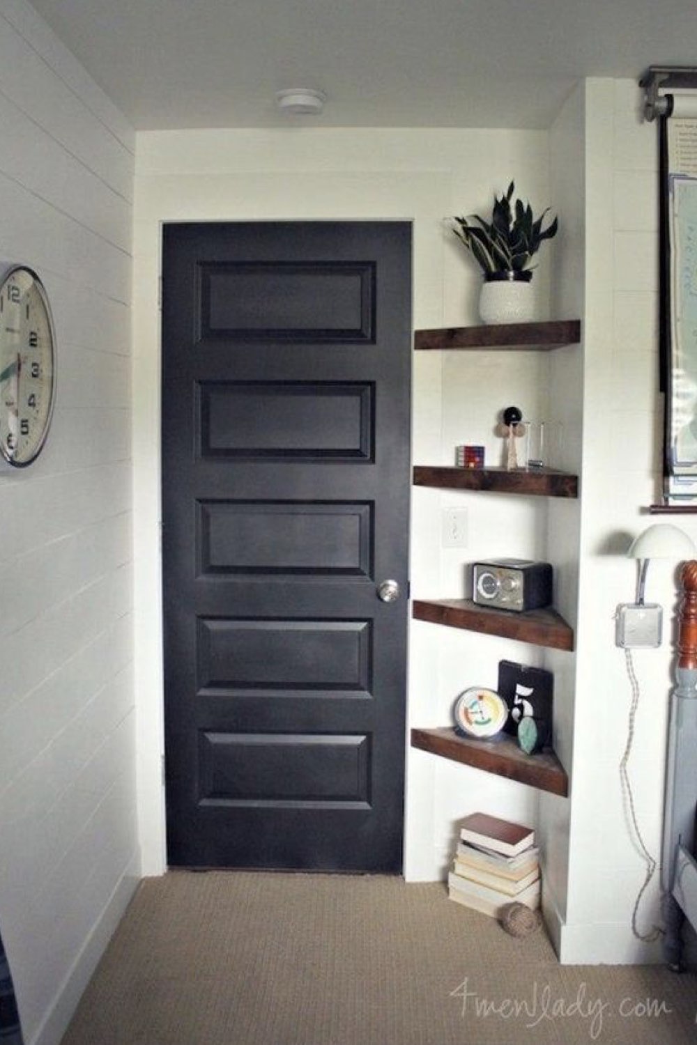 decoration petite entree accueillante porte colorée sombre gris anthracite aménagement malin angle étagère appartement petite maison