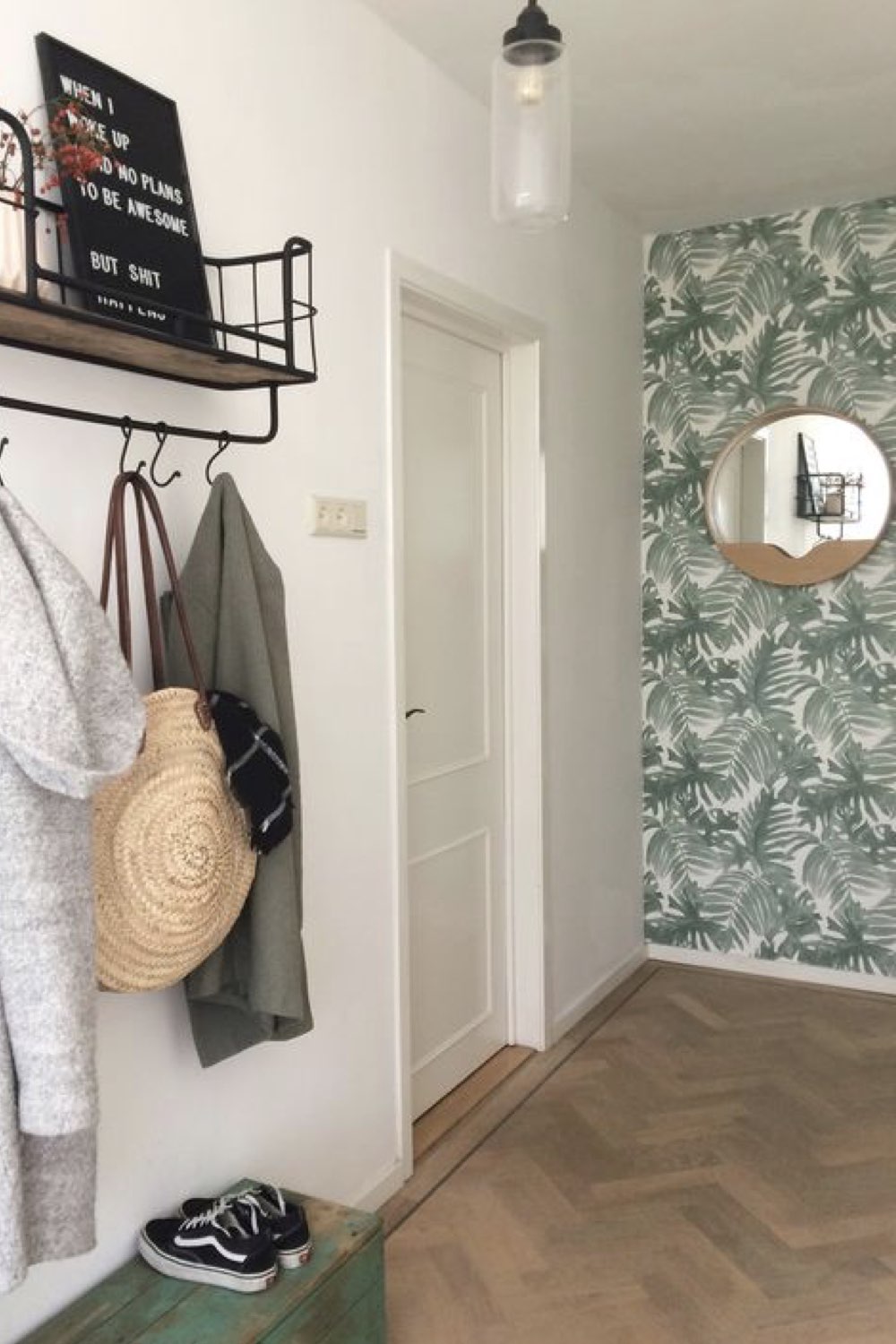 decoration petite entree accueillante couloir appartement mur accent papier peint tropical vert étagère murale avec système pour suspendre les manteaux pratique moderne