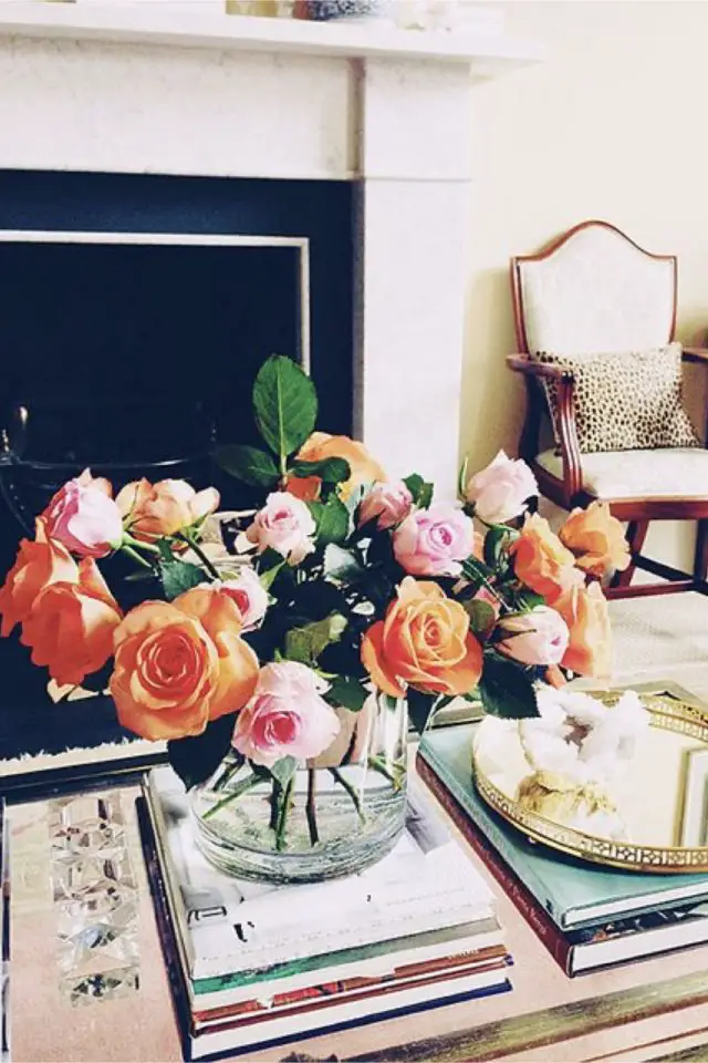 decoration table basse fleur fraiche rose orange vase transparent romantique