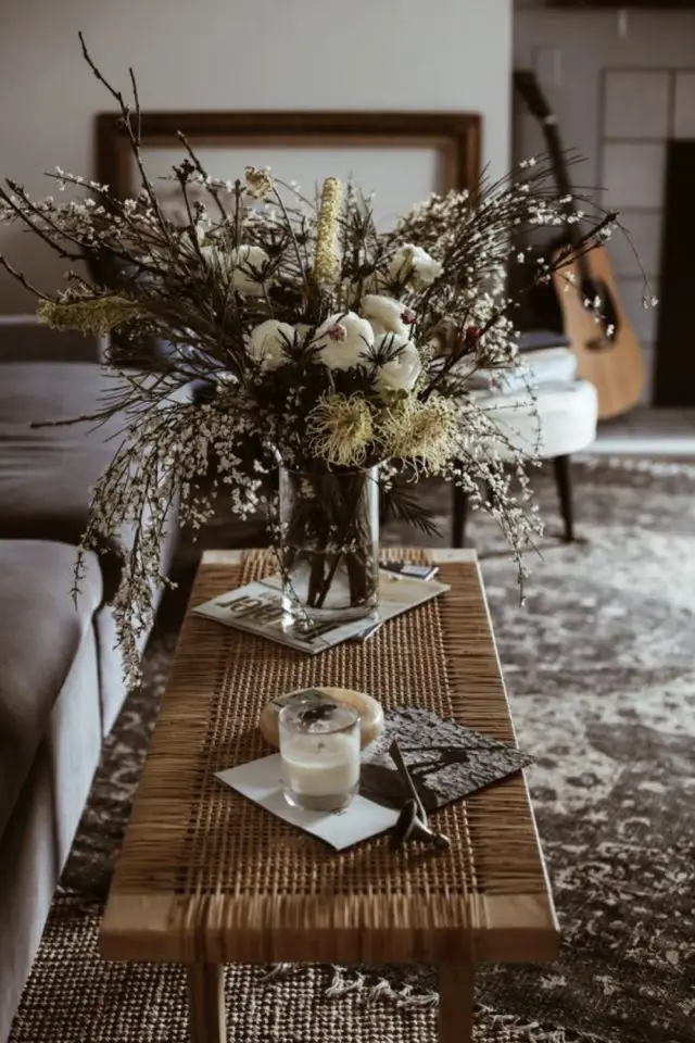 decoration table basse fleur fraiche printemps douceur bouquet vase bois