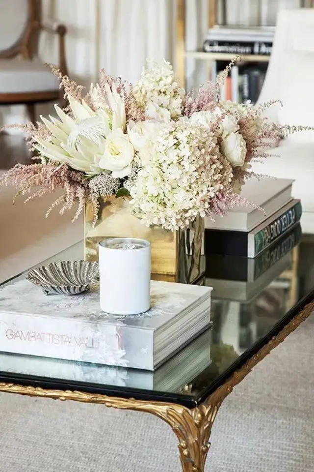 decoration table basse fleur fraiche petite composition florale blanche écru douceur