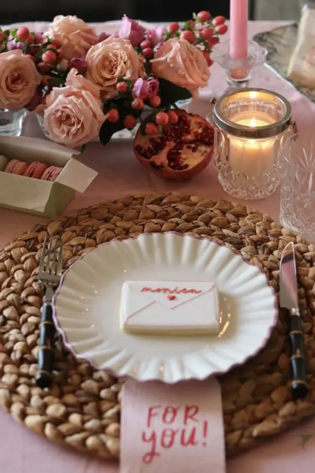 decoration table saint valentin exemple set de table naturel assiette blanche message rose et rouge fait main bougie photophore et bouquet de roses