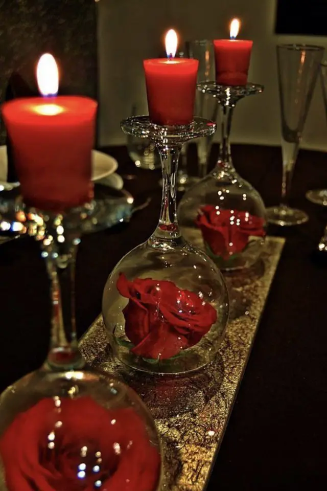 decoration table saint valentin exemple à faire soi même facile bougie verre à pied centre de table fleurs rouges