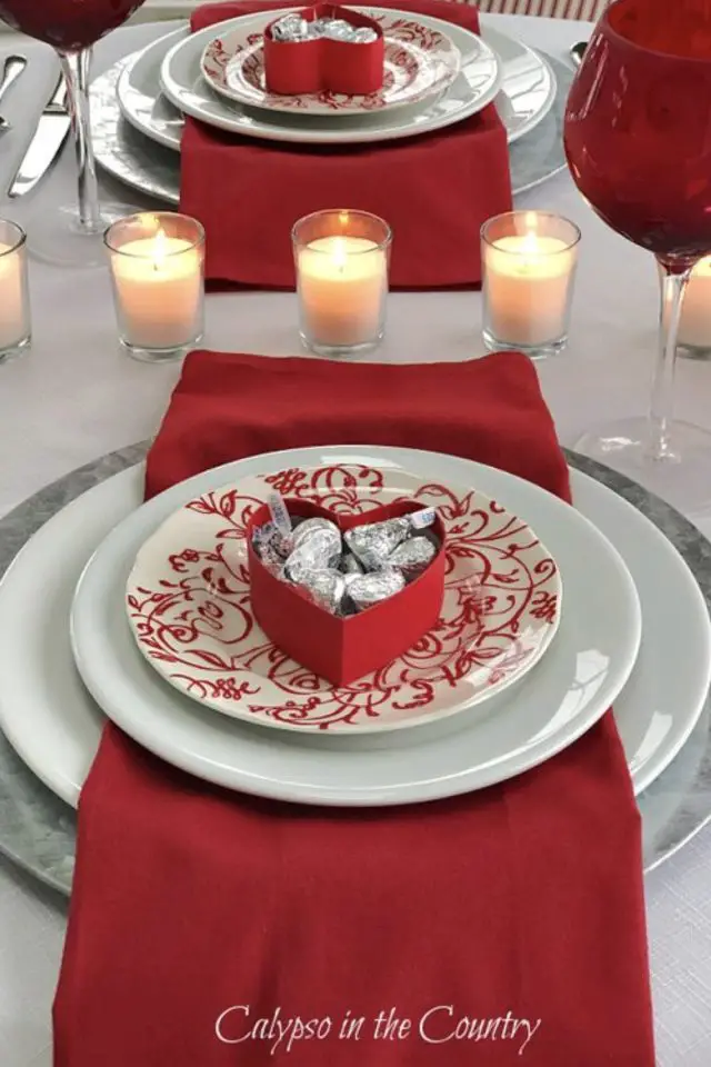 decoration table saint valentin exemple rouge et blanc simple passion boite de chocolat bougie chemin de table