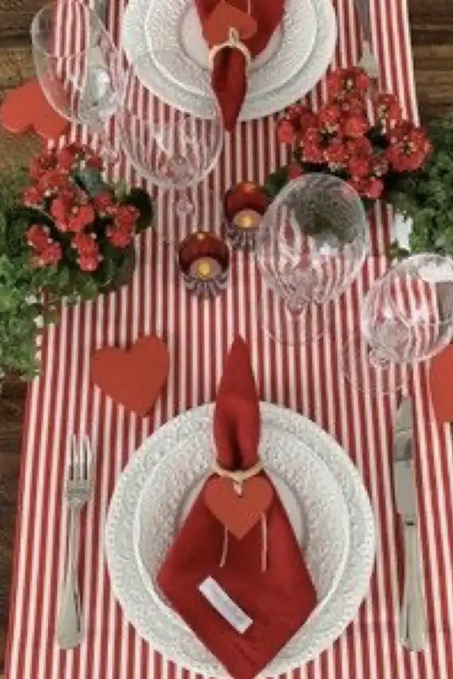 decoration table saint valentin exemple chemin de table à rayures blanches et rouges roses coeur vaisselle blanche