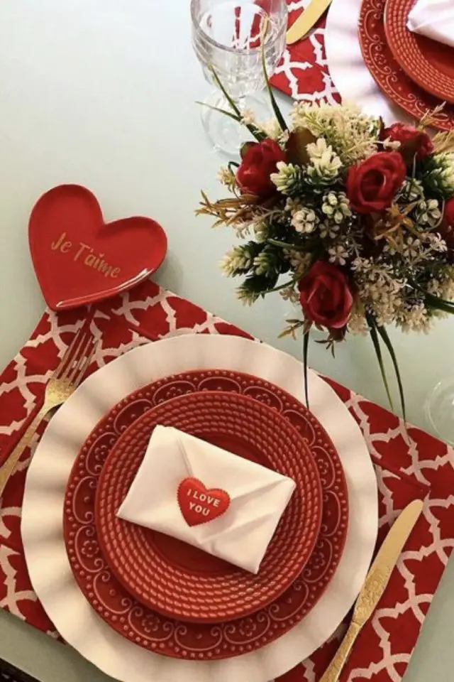 decoration table saint valentin exemple rouge et blanc romantique moderne vaisselle colorée pliage serviette facile