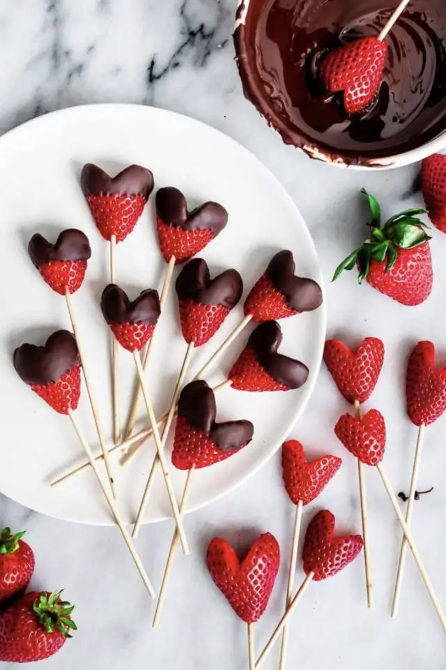 decoration table saint valentin exemple déco gourmande fraise chocolat découpées en coeur fondue
