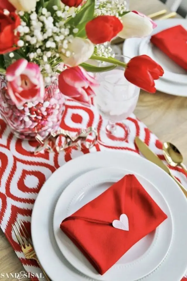 decoration table saint valentin exemple chemin de table rouge et blanc tulipe pliage serviette enveloppe romantique