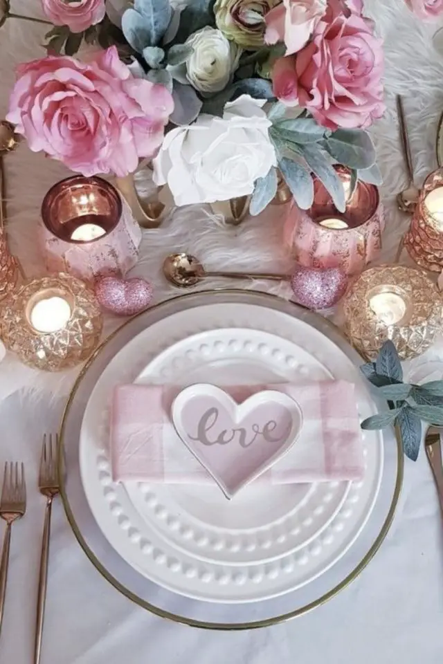 decoration table saint valentin exemple assiettes blanche élégante photophore en verre coloré chic fleur rose et blanche