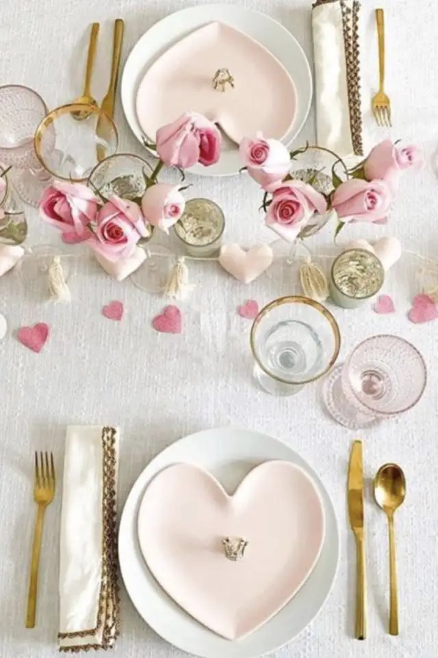 decoration table saint valentin exemple sobre chic rose et blanc couverts dorés rose petit coeur découpé