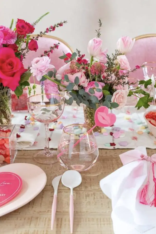 decoration table saint valentin exemple chemin de table blanc bouquet de fleurs rose assiettes pastel verre coloré