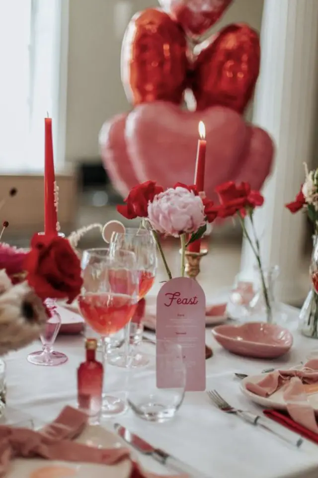 decoration table saint valentin exemple rouge rose et blanc fleur simple chic