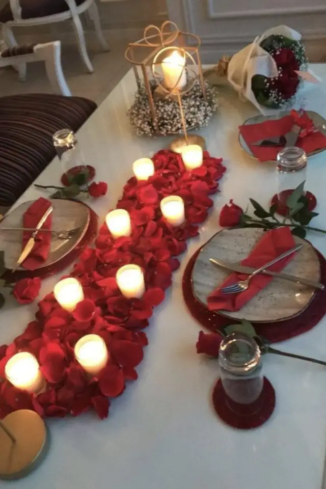 decoration table saint valentin exemple centre de table diy rose bougie blanche couleur rouge