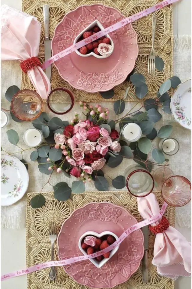 decoration table saint valentin exemple dominante rose tendresse amour feuille eucalyptus assiette travaillée rétro bouquet