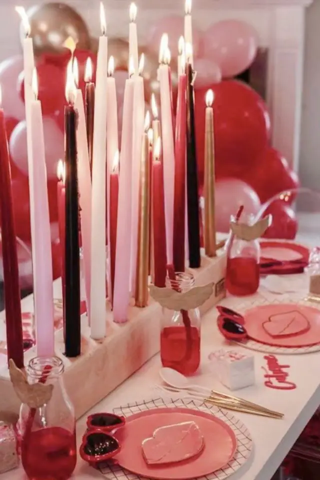 decoration table saint valentin exemple idées bougies chandelles colorées blanc rouge rose bordeaux