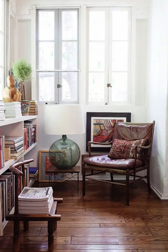 decorer un meuble avec une lampe en verre salon bibliothèque coin lecture Dame Jeanne coloré fauteuil en cuir vintage moderne