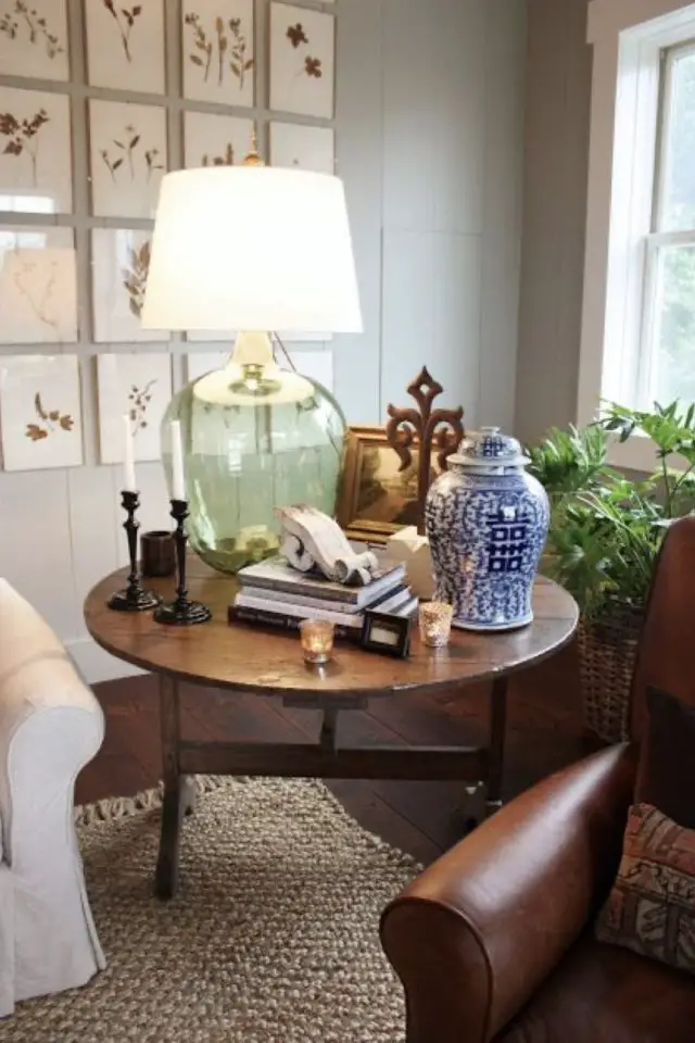 decorer un meuble avec une lampe en verre table guéridon bout de canapé salon classique chic bougie livre pot en céramique ancien