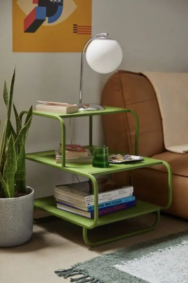 decorer un meuble avec une lampe en verre globe opaline pied en métal chromé meuble vert original salon séjour