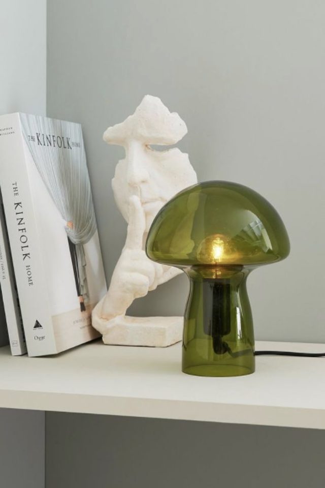 decorer un meuble avec une lampe en verre teintée colorée vert forme champignon moderne déco étagère