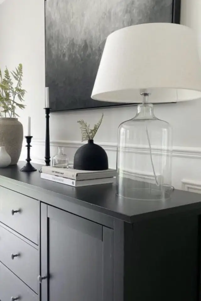 decorer un meuble avec une lampe en verre salle à manger séjour classique moderne enfilade noire transparence blanc