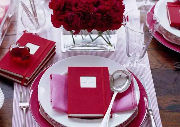 exemple deco table saint valentin couleur fleurs assiettes petites attentions DIY