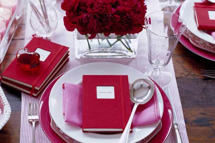 exemple deco table saint valentin couleur fleurs assiettes petites attentions DIY