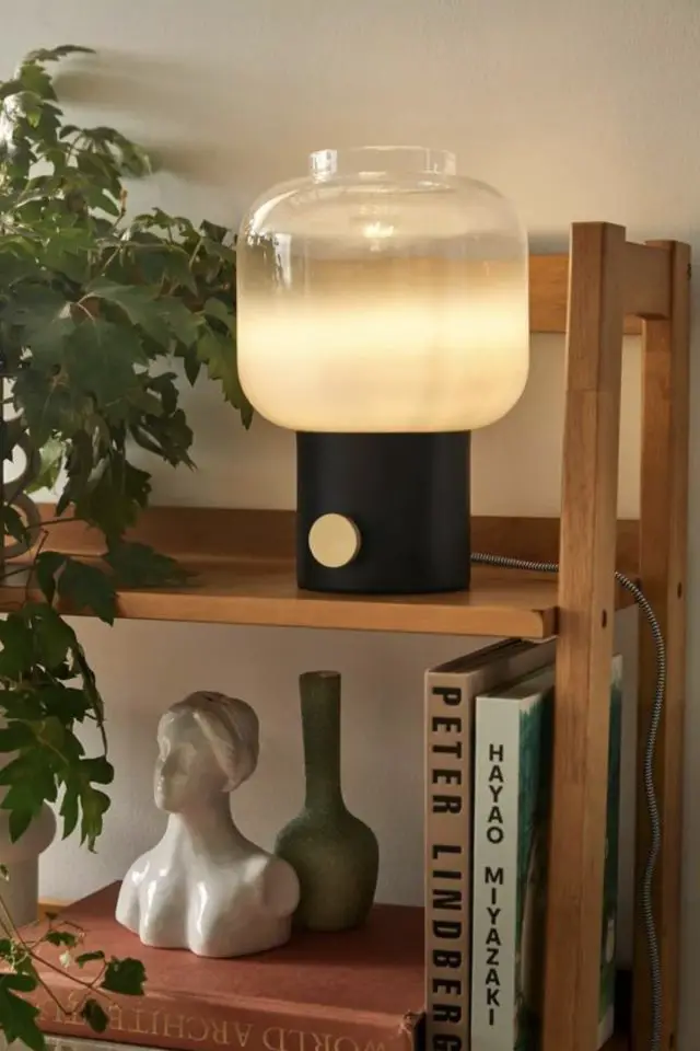 exemple decor lampe en verre moderne étagère en bois bibliothèque