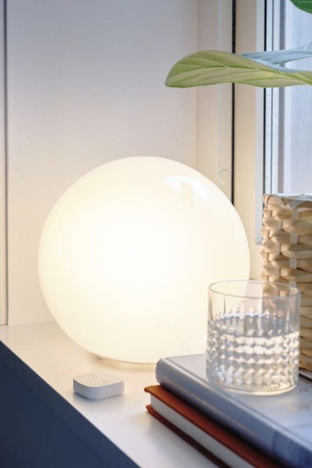 exemple decor lampe en verre globe rond moderne opaline rebord de fenêtre