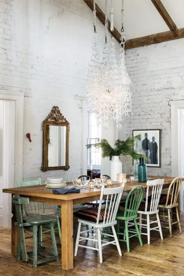 grande table en bois salle a manger exemple trash wall brique blanche rustique moderne chaises dépareillées colorées