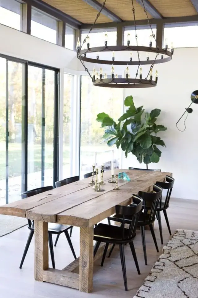 grande table en bois salle a manger exemple baie vitrée maison chaise noir grand lustre en métal