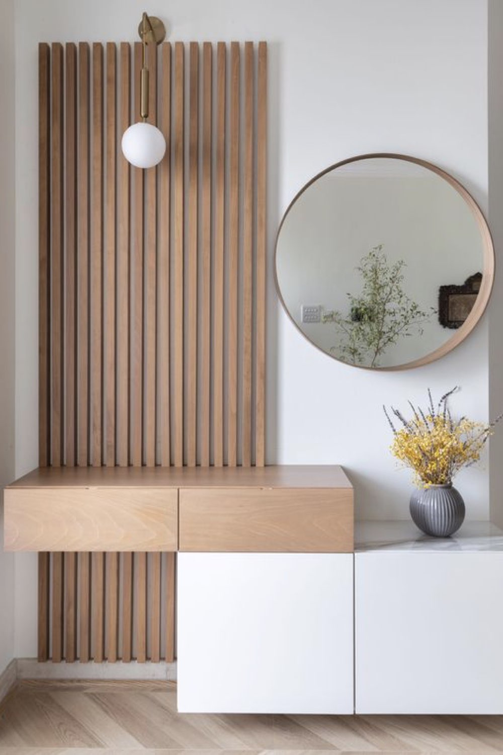 idee deco entree plus accueillante mur tasseaux de bois moderne meuble blanc caisson étagère avec tiroir bois