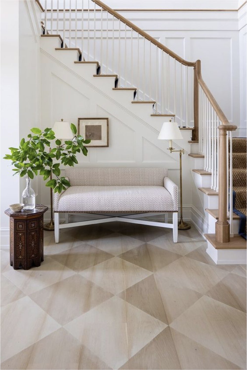 idee deco entree plus accueillante hall avec escalier blanc et bois banquette confort plante verte revêtement sol bois