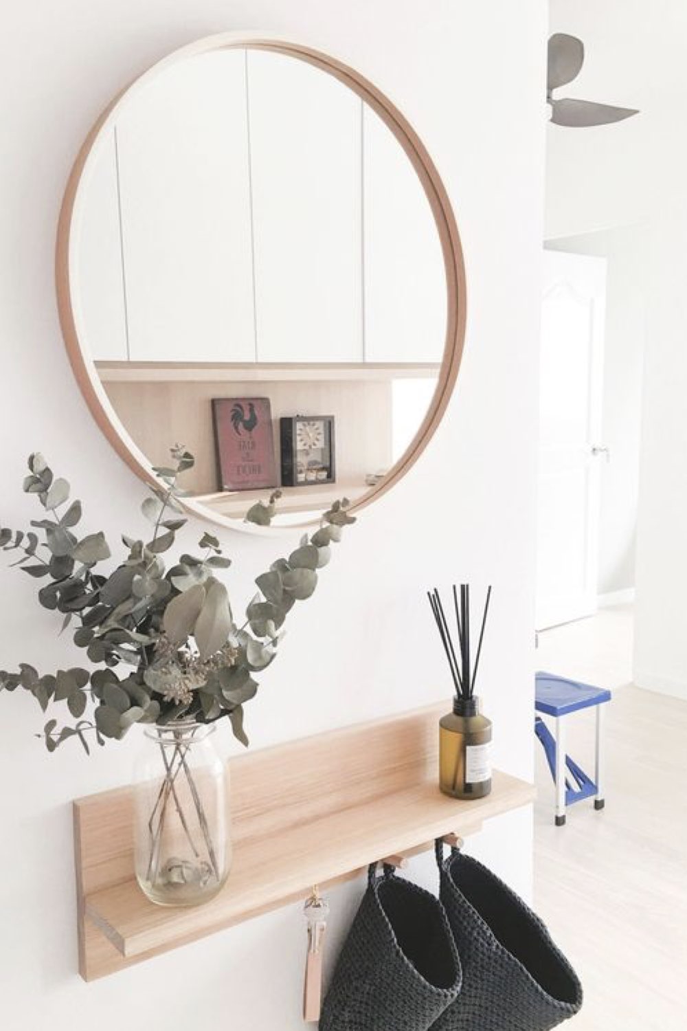 idee deco entree plus accueillante accessoire décoratif miroir rond étagère bois vase fleurs séchées style moderne et lumineux