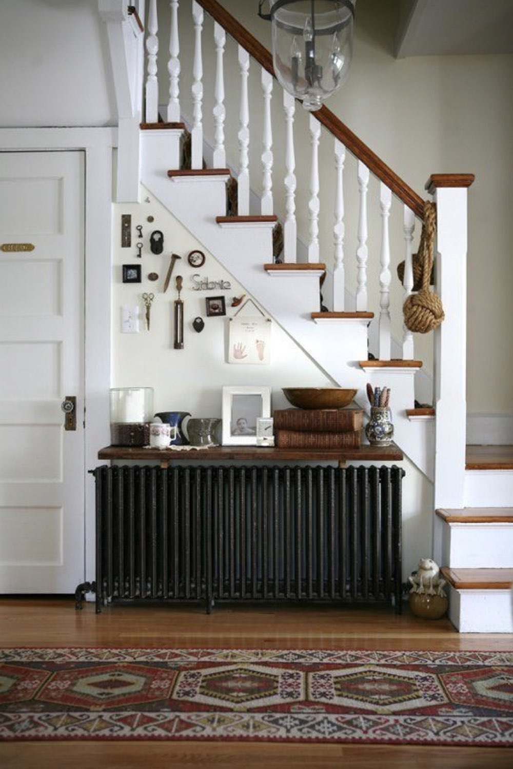 idee deco entree plus accueillante radiateur en fonte peint couleur sombre contraste étagère en bois au dessus objets décoratifs