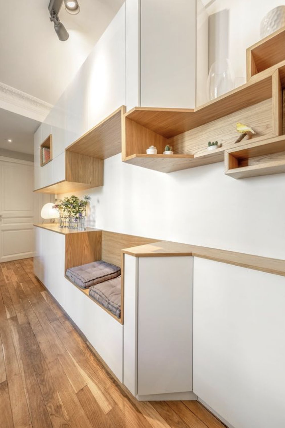 idee deco entree plus accueillante meuble sur mesure moderne pratique fonctionnel blanc bois banc niche placard