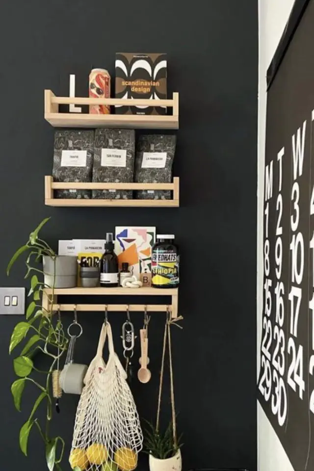 ikea hack transformation etagere Bekvam crochet suspendre sacs cuisine contraste bois et mur noir