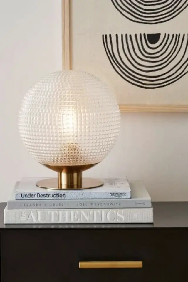 lampe striee elegante en verre exemple deco féminin chic posée au dessus d'un meuble